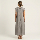 Anita – Langes Kleid mit V-Ausschnitt und Rüschen